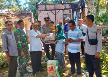 Kapolsek dan Forkopimcam Cikelet Salurkan Bantuan Sosial Kepada Keluarga Korban Kebakaran Rumah