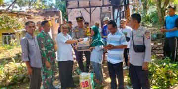 Kapolsek dan Forkopimcam Cikelet Salurkan Bantuan Sosial Kepada Keluarga Korban Kebakaran Rumah