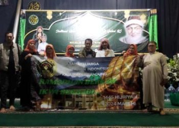 Manqiban di Pesantren Hidayatul Hikmah diisi santunan anak yatim oleh IKWI PWI Kabupaten Bandung.