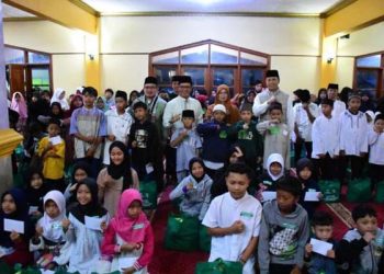 Tarling di Masjid Besar Pangalengan, Bupati Bandung santuni anak yatim.