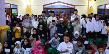 Tarling di Masjid Besar Pangalengan, Bupati Bandung santuni anak yatim.