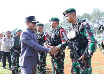 Bupati Bandung Menyambut Kedatangan Satgas Pamtas Mobile Yonif 330/Tri Dharma yang Sebelumnya Melaksanakan Tugas di Kabupaten Intan Jaya Papua.