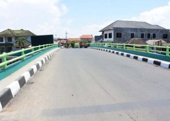 Jembatan Cikeruh di Desa Tegalluar, Kecamatan Bojongsoang, Kabupaten Bandung.