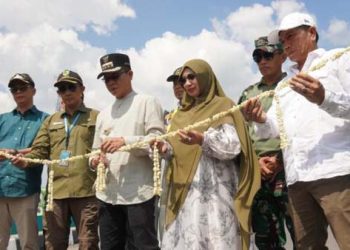 Bupati Bandung H.M Dadang Supriatna meresmikan Jembatan Cikeruh di Jalan Sapan, Desa Tegalluar, Kecamatan Bojongsoang, Kabupaten Bandung.