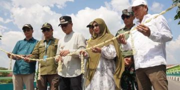 Bupati Bandung H.M Dadang Supriatna meresmikan Jembatan Cikeruh di Jalan Sapan, Desa Tegalluar, Kecamatan Bojongsoang, Kabupaten Bandung.