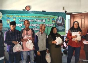 Mualaf Center Indonesia Peduli Kabupaten Kuningan Berbagi Santunan.