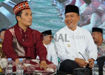 Bupati Bandung (kanan) dan Ustad Maulana.