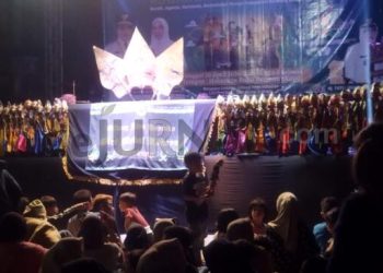 Warga Kecamatan Margahayu antusias nonton pagelaran wayang golek memperingati Hari Jadi ke 383 Kabupaten Bandung .