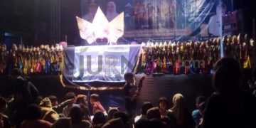 Warga Kecamatan Margahayu antusias nonton pagelaran wayang golek memperingati Hari Jadi ke 383 Kabupaten Bandung .