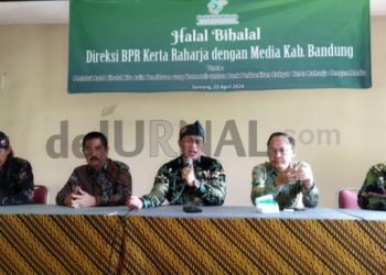 Direktur BPR Kerta Raharja Aep Hendar Cahyad (tengah).