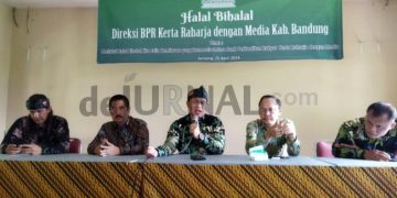 Direktur BPR Kerta Raharja Aep Hendar Cahyad (tengah).