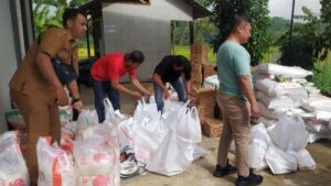 Kepala bidang perdagangan sedang memberikan paket OPADI
