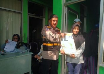 Kades Gunungleutik  Melalui Puskesos Desa Sukses  Salurkan Bantuan Beras Dari  BPN