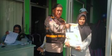 Kades Gunungleutik  Melalui Puskesos Desa Sukses  Salurkan Bantuan Beras Dari  BPN