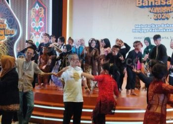 Budaya Sunda Tampil pada Gelaran FTBIN  2024, Kaban Badan Bahasa E. Aminuddin Aziz Turut Menari