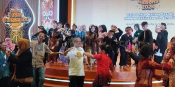 Budaya Sunda Tampil pada Gelaran FTBIN  2024, Kaban Badan Bahasa E. Aminuddin Aziz Turut Menari