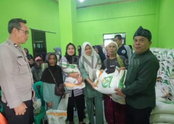 Pemdes Sagaracipta Salurkan Bantuan Beras Kepada 1409 Warga