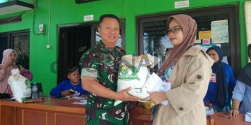 Pemdes Serangmekar Salurkan Bansos Beras CPP Untuk 438 KPM