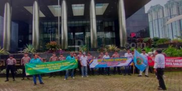 Tak Kunjung Ditanggapi Laporannya,  M-PERJKONS Gelar Aksi Di Depan Gedung KPK