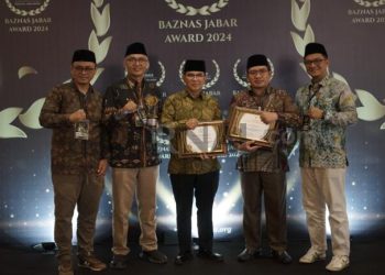 Bupati Bandung Raih BAZNAS Jabar Award