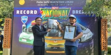 Catatkan Rekor MURI Charging Mobil Listrik Terbanyak di Satu Lokasi, Kolaborasi PLN-Komunitas WEVI di Bandung