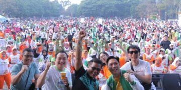 Berbaur dengan Ribuan Warga Dadang Supriatna Ikut Senam Aksi Segar Massal di Plaza Lapangan Upakarti