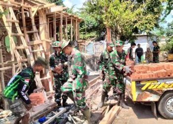 Koramil 2408 Ciparay Baleendah Bantu Warga Desa Sumbersari Bangun Rutilahu