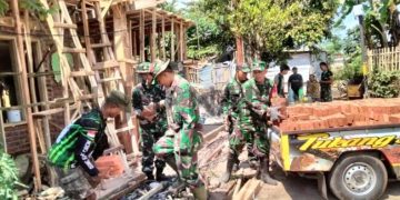 Koramil 2408 Ciparay Baleendah Bantu Warga Desa Sumbersari Bangun Rutilahu