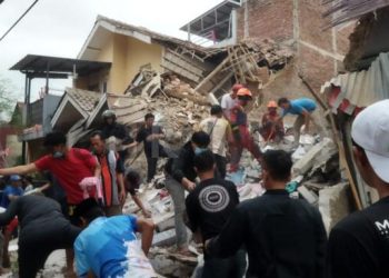 Aduuh! Rumah Tiga Lantai di Desa Sukamenak Margahayu Roboh Rata Dengan Tanah