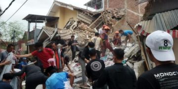 Aduuh! Rumah Tiga Lantai di Desa Sukamenak Margahayu Roboh Rata Dengan Tanah