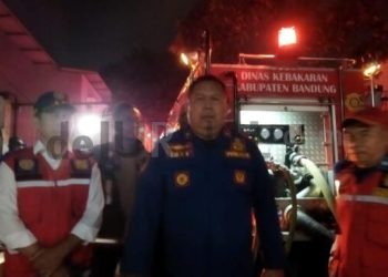 Damkar Alami Kesulitan Padamkan Kebakaran Gudang Rongsokan di Desa Margahayu Selatan