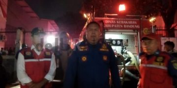 Damkar Alami Kesulitan Padamkan Kebakaran Gudang Rongsokan di Desa Margahayu Selatan