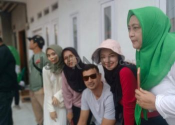 Artis Alie Syakieb Hebohkan  Acara Senam Bandung Bedas Warga Desa Sayati Margahayu, Ibu-ibu Rebutan Minta Difoto Bareng