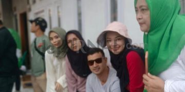 Artis Alie Syakieb Hebohkan  Acara Senam Bandung Bedas Warga Desa Sayati Margahayu, Ibu-ibu Rebutan Minta Difoto Bareng