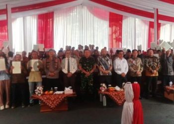 Serahkan Sertifikat Tanah, Bupati Bandung Sebut PTSL Langkah Strategis Kurangi  Sengketa Tanah