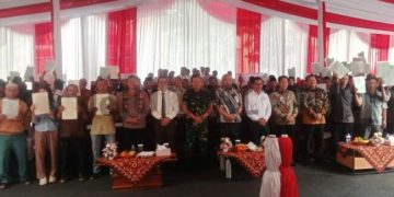 Serahkan Sertifikat Tanah, Bupati Bandung Sebut PTSL Langkah Strategis Kurangi  Sengketa Tanah