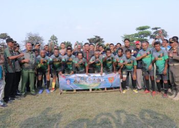 Datang Tiba-tiba, Bupati Bandung Buka Turnamen Sepak Bola Antar Linmas Desa di Ciparay