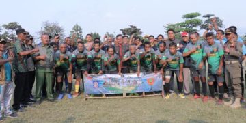 Datang Tiba-tiba, Bupati Bandung Buka Turnamen Sepak Bola Antar Linmas Desa di Ciparay