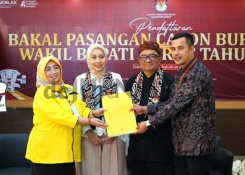 Diusung 11 Partai, Syakur – Putri Daftar ke KPU Garut di Hari Kedua Pendaftaran