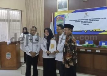 Foto : Ketua Pelaksana BAZNAS Kabupaten Ciamis Amas Muhammad Tamsis Secara Simbolik Menyarahkan BantuanPenanggulangan Stunting Ke Kepala Puskesmas