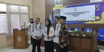 Foto : Ketua Pelaksana BAZNAS Kabupaten Ciamis Amas Muhammad Tamsis Secara Simbolik Menyarahkan BantuanPenanggulangan Stunting Ke Kepala Puskesmas