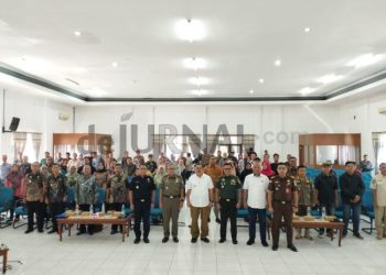 Foto: Para Peserta Dan Narasumber Berfoto Bersama Usai Sosialisasi Perundang-undangan Bidang Cukai