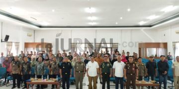 Foto: Para Peserta Dan Narasumber Berfoto Bersama Usai Sosialisasi Perundang-undangan Bidang Cukai