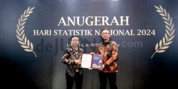 Foto : Kadiskominfo Kabupaten Ciamis, Tino Armyanto Menerima Penghargaan Anindita Wistara Data