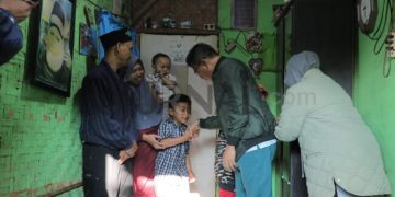 Setelah Nginap Semalam di Rutilahu, Kang DS Bongkar dan Bangun Kembali Rumah Warga