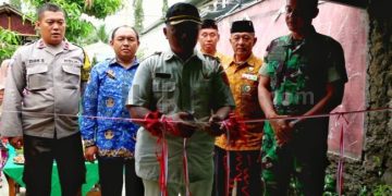 Foto:Komandan Kodim 0613/Ciamis Letkol Inf Afiid Cahyono, S.Sos., SH., M.Han.,dalam Kegiatan Pemberian kunci Rumah Program Rutilahu HUT Kodim 0613