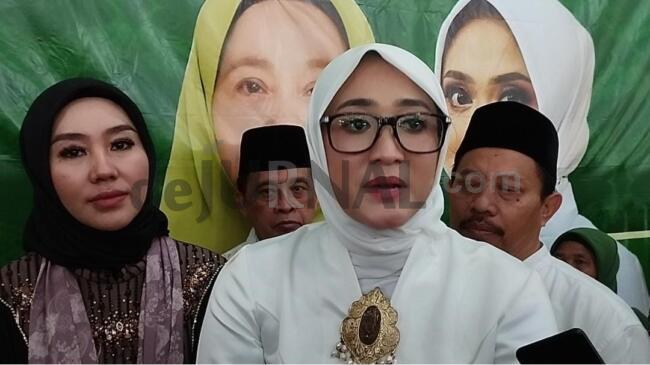 Foto: Anggota DPRRI Terpilih Rina Sa'adah Saat Diwawancara Awak Media 