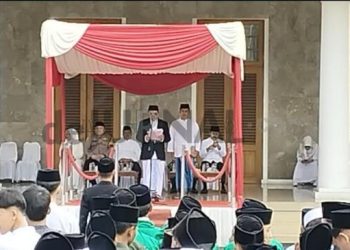 Foto: Pj. Bupati Ciamis Engkus Sutisna memberikan Sambutan dalam Upacara Peringatan Hari Santri di Pendopo Ciamis