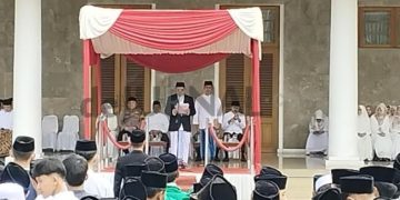 Foto: Pj. Bupati Ciamis Engkus Sutisna memberikan Sambutan dalam Upacara Peringatan Hari Santri di Pendopo Ciamis