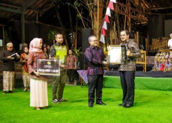 Foto:Ist/ Pemerintah Kabupaten Ciamis Raih Anugrah Kawistara Bahasa dari Balai Bahasa Jabar di Saung Angklung Udjo Bandung (25/10/2024)